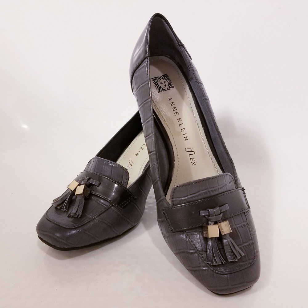 EUC Ann Klein two tone leather pumps
